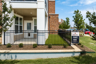 Heritage Towers in Lewisville, TX - Building Photo - Building Photo