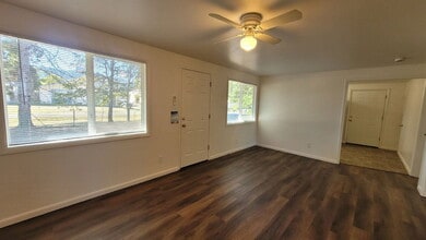 301 E First Ave in Sutherlin, OR - Building Photo - Building Photo