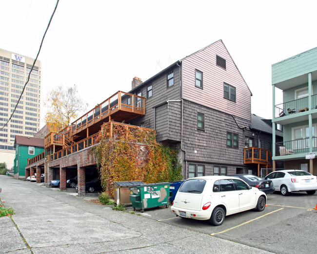 Canterbury Court in Seattle, WA - Building Photo - Building Photo