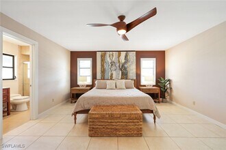648 96th Ave N in Naples, FL - Foto de edificio - Building Photo