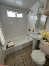 320 7th St, Unit 7 in Seal Beach, CA - Foto de edificio - Building Photo