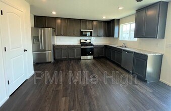 21138 E 61st Dr in Aurora, CO - Building Photo - Building Photo