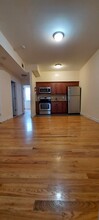 9 Stuyvesant Ave, Unit 2 in Jersey City, NJ - Foto de edificio - Building Photo
