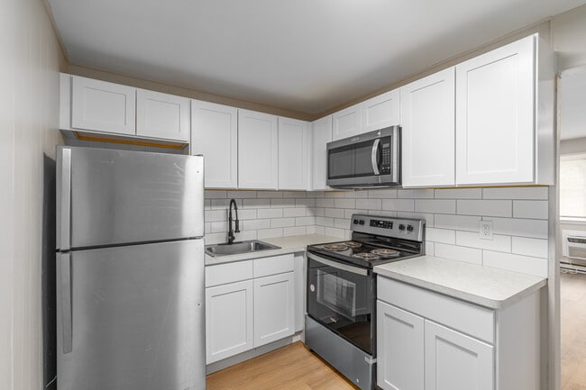 Cornell Manor Apartments in Stratford, NJ - Building Photo - Interior Photo