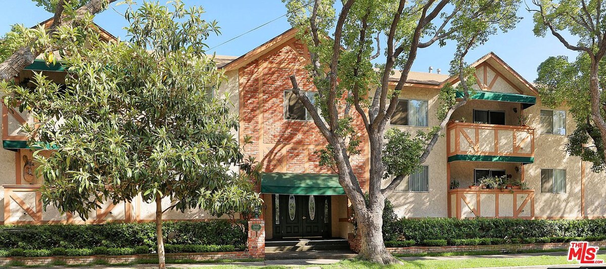 12030 Rochester Ave, Unit 110 in Los Angeles, CA - Building Photo