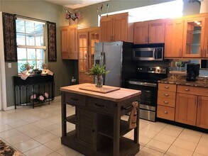 1717 Arabian Ln in Palm Harbor, FL - Building Photo - Building Photo