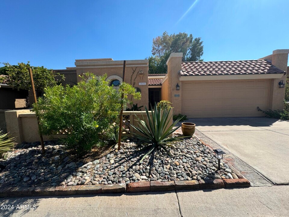 10606 North 8th St in Phoenix, AZ - Building Photo