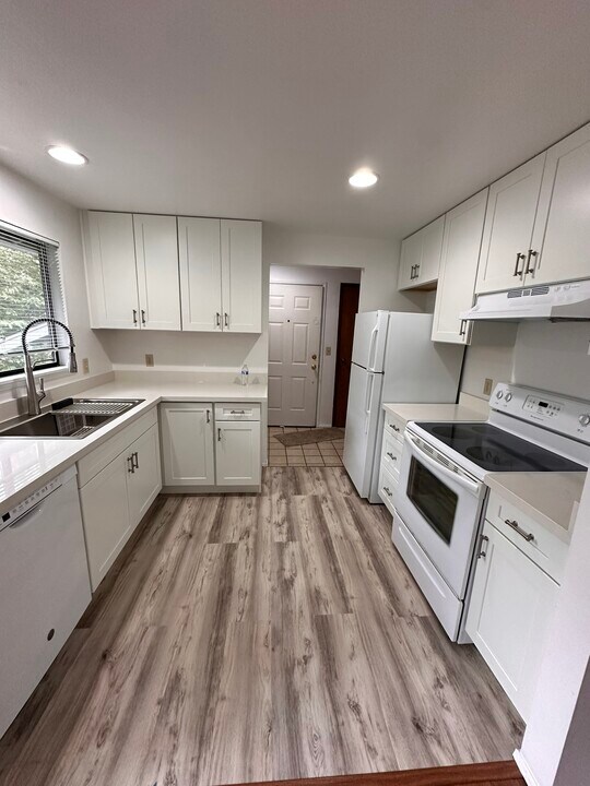 Sunset Apartments in Redmond, WA - Building Photo