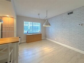 541 Blue Heron Dr in Hallandale Beach, FL - Foto de edificio - Building Photo