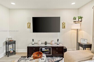 18606 SW 100th Ave in Cutler Bay, FL - Foto de edificio - Building Photo