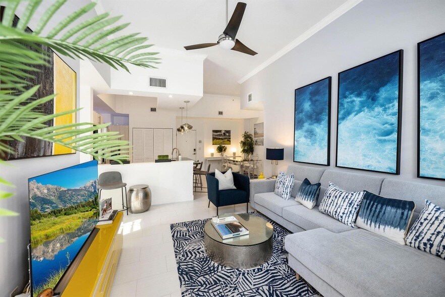 600 S Dixie Hwy, Unit 135 in West Palm Beach, FL - Building Photo