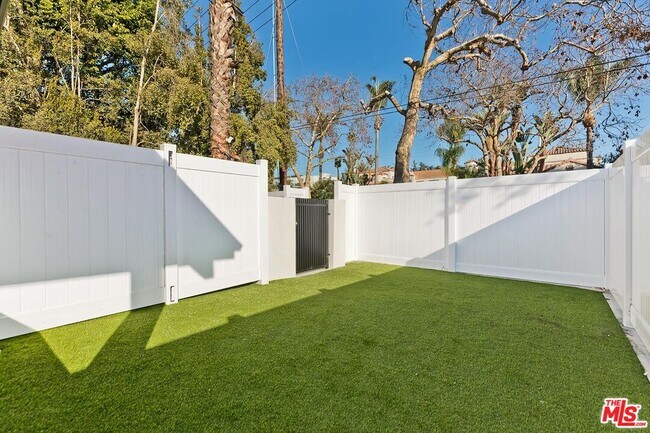 843 N Formosa Ave in Los Angeles, CA - Building Photo - Building Photo
