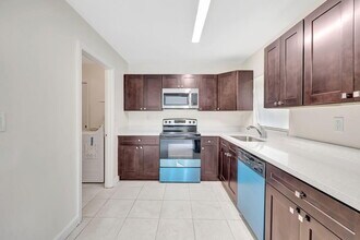 607 SW 76th Terrace in North Lauderdale, FL - Foto de edificio - Building Photo