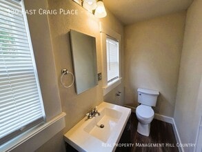 130 E Craig Pl in San Antonio, TX - Building Photo - Building Photo