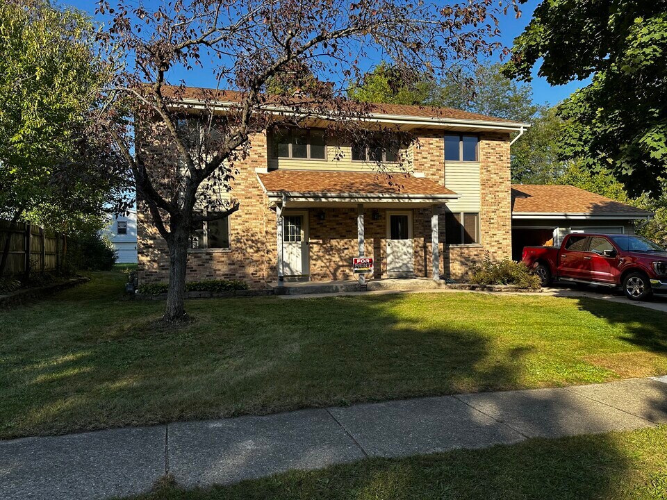 2006 Kilps Dr in Waukesha, WI - Building Photo