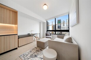 225 N Miami Ave in Miami, FL - Building Photo