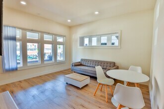 1426 W 27th St, Unit 1428 in Los Angeles, CA - Foto de edificio - Building Photo