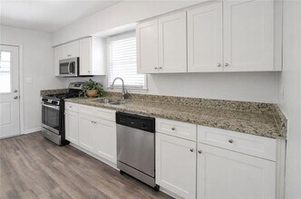 2191 Greystone Way in Decatur, GA - Building Photo - Building Photo