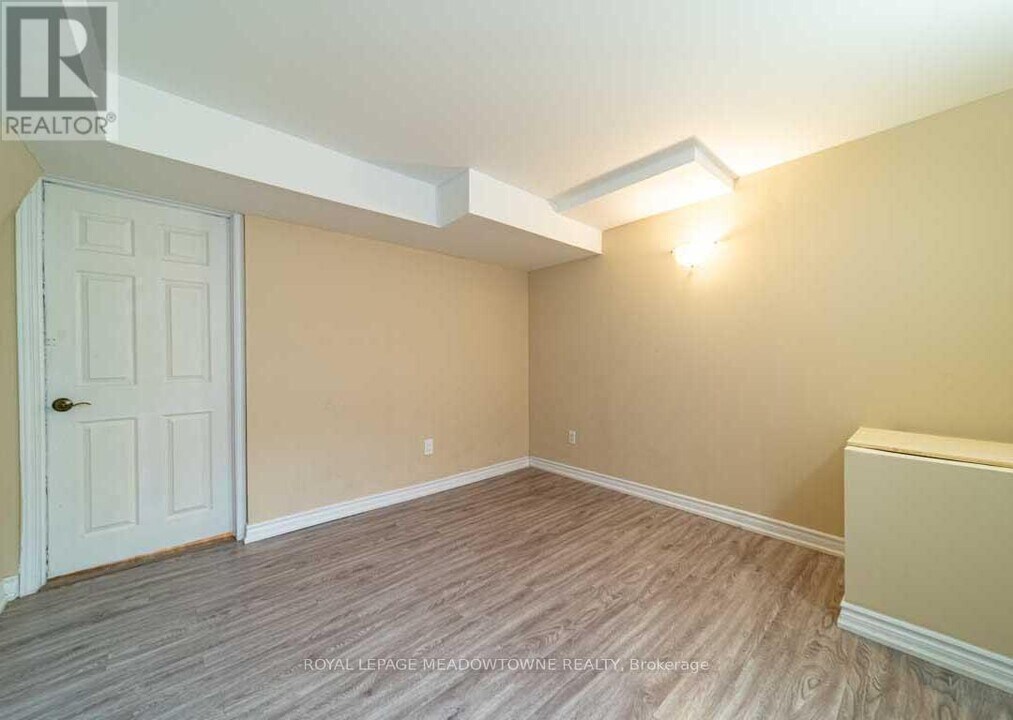 1036 Yates Dr in Milton, ON - Building Photo