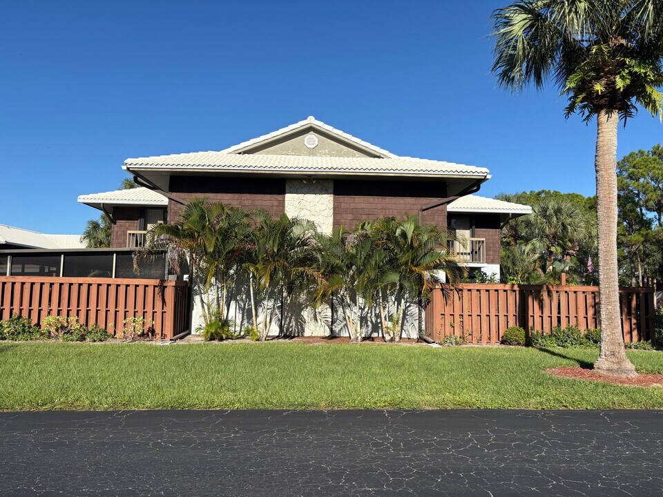 203 SE Camelot Gardens Blvd in Port St. Lucie, FL - Building Photo