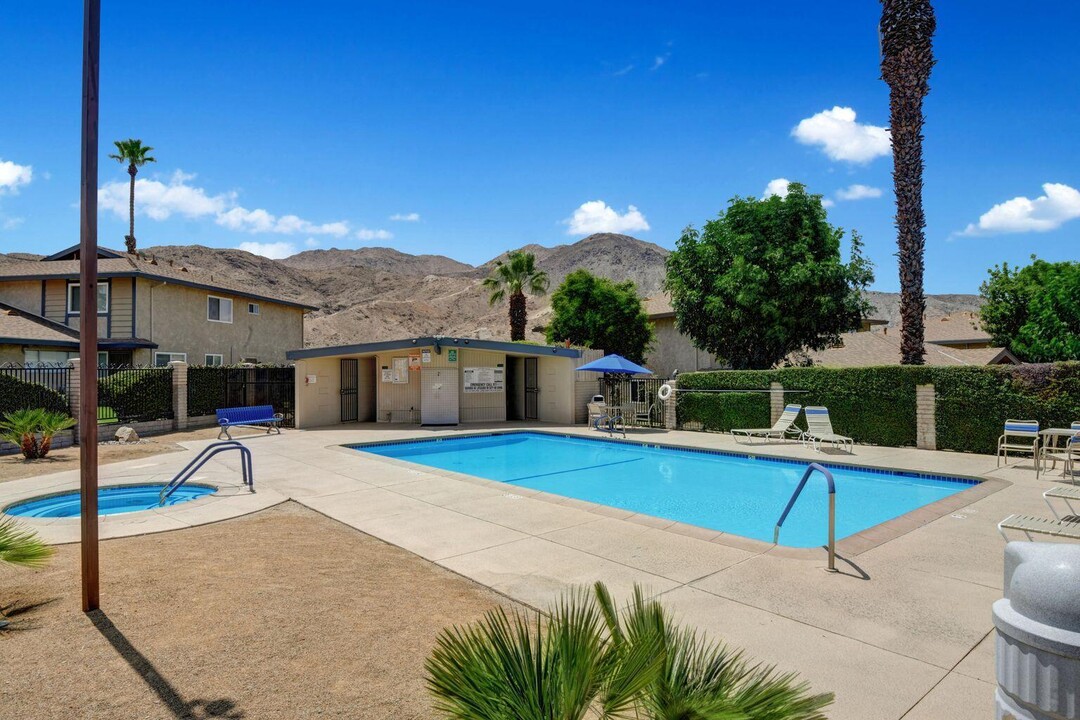 72682 Bursera Way in Palm Desert, CA - Foto de edificio