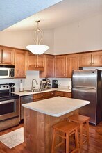 135 E Prairie Ave, Unit 3 in Decatur, IL - Building Photo - Building Photo