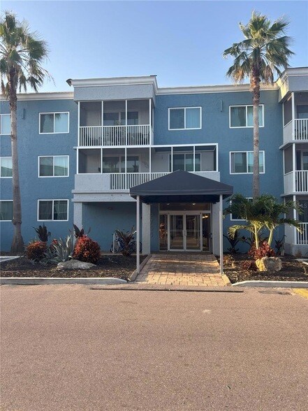2755 Coconut Bay Ln, Unit 1313 in Sarasota, FL - Building Photo