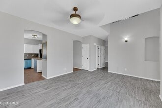 14378 N Cave Dr, Unit 1 bedroom 0706 in El Paso, TX - Foto de edificio - Building Photo