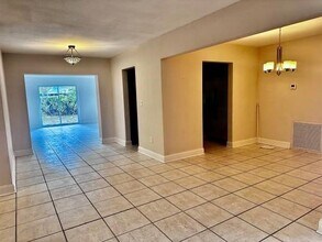 13964 Lake George Ct in Hialeah, FL - Building Photo - Building Photo