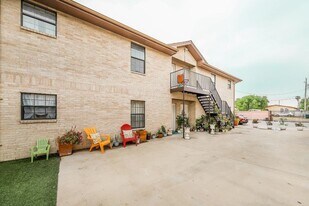 2818 Garfield St in Laredo, TX - Building Photo