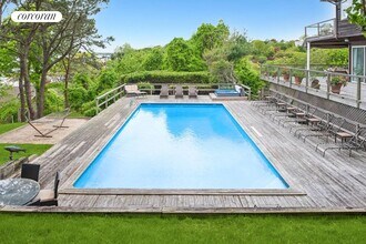 32 S Beach Rd in Southampton, NY - Building Photo - Building Photo