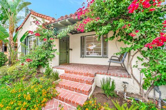 546 S Beachwood Dr in Burbank, CA - Foto de edificio - Building Photo