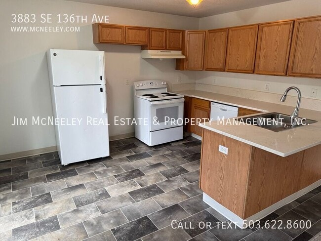 3883 SE 136th Ave in Portland, OR - Building Photo - Building Photo