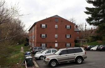 Erdo Court in Arlington, VA - Building Photo - Building Photo