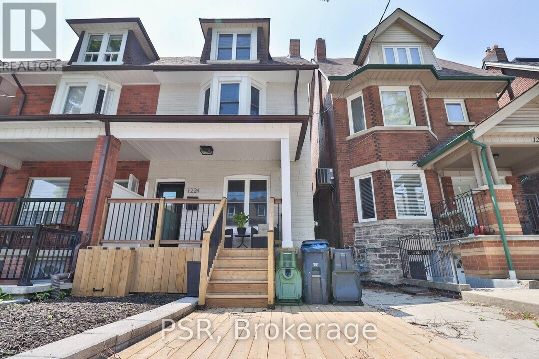 1224 Lansdowne Ave in Toronto, ON - Building Photo
