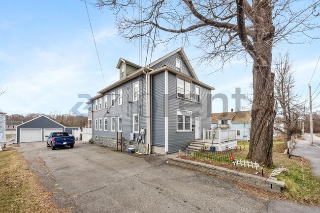 11 1st Ave in Dudley, MA - Foto de edificio - Building Photo