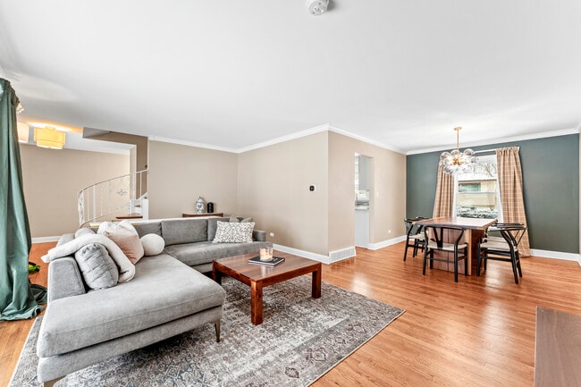 1213 Selwyn Ln in Buffalo Grove, IL - Foto de edificio - Building Photo