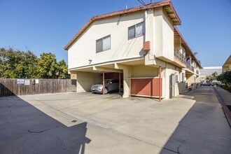 Cesar Manor in Inglewood, CA - Foto de edificio - Building Photo