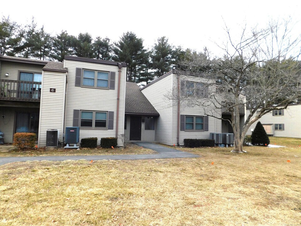 608 Twin Circle Dr in South Windsor, CT - Building Photo