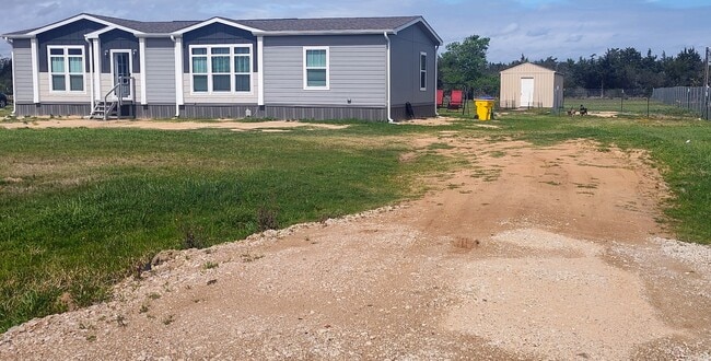 1093 Anna Ln in Sealy, TX - Building Photo - Building Photo