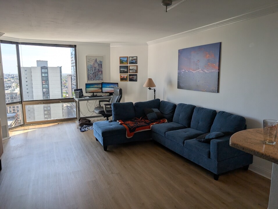 1625 Larimer St, Unit 2406 in Denver, CO - Building Photo