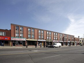 2680-2696 Danforth Ave in Toronto, ON - Building Photo - Building Photo