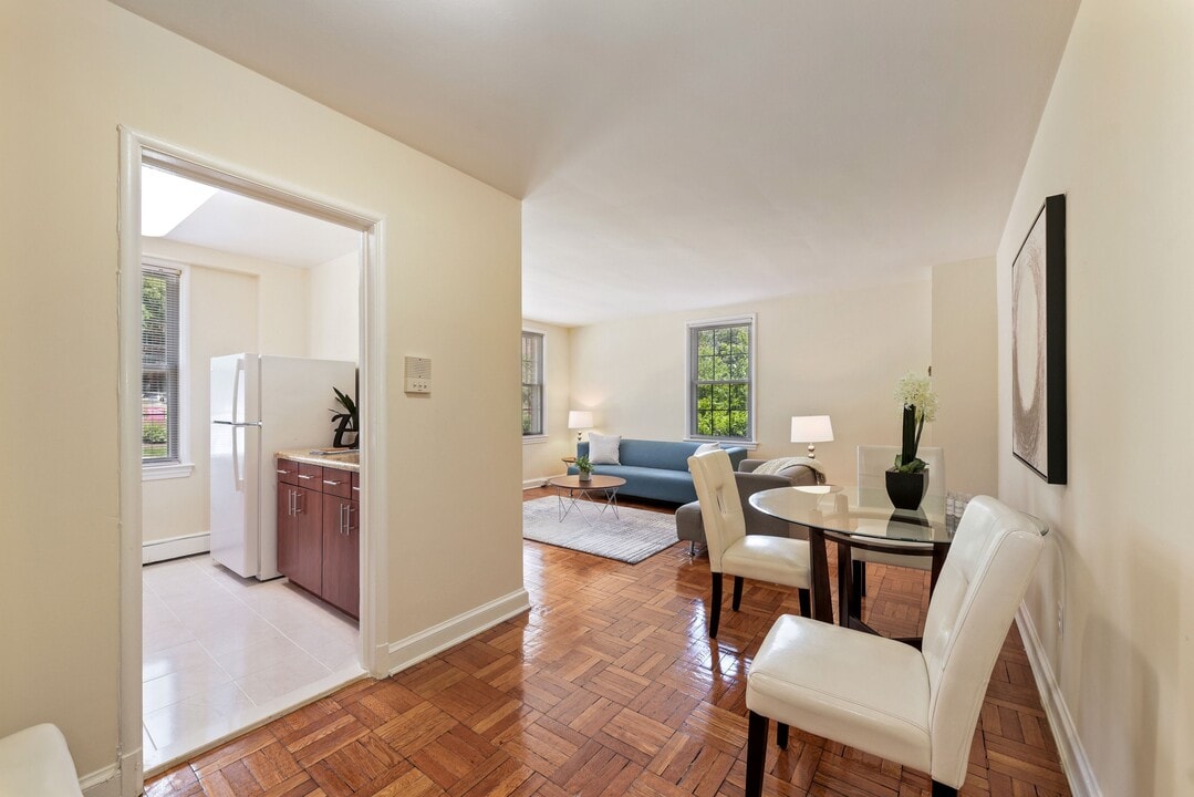 2724-40 Porter Street in Washington, DC - Foto de edificio