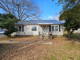 1502 S College St in Trenton, TN - Building Photo