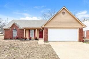 7395 Bridle Cove in Southaven, MS - Building Photo