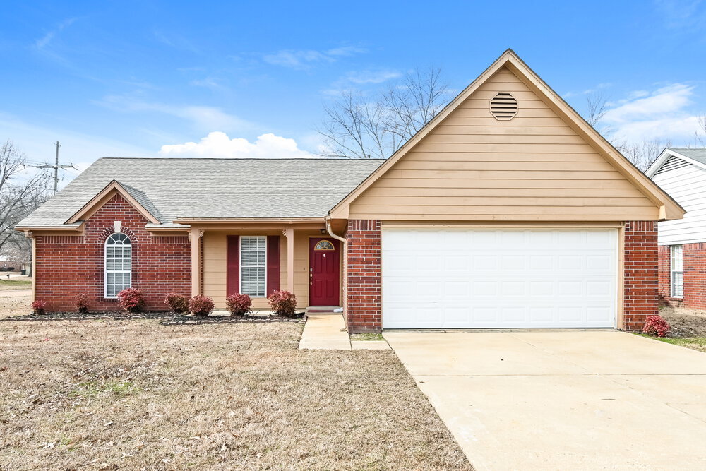 7395 Bridle Cove in Southaven, MS - Building Photo