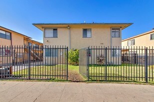 6831 11th Ave in Los Angeles, CA - Building Photo