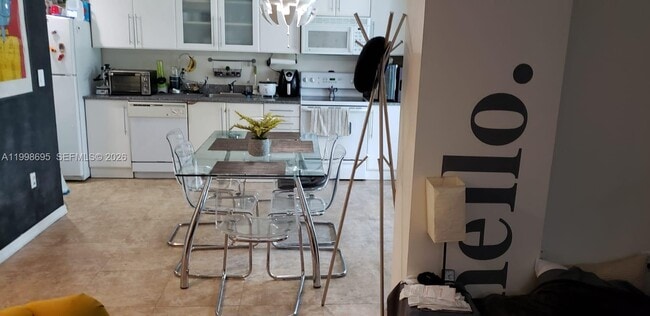 275 NE 18th St, Unit 307 in Miami, FL - Foto de edificio - Building Photo