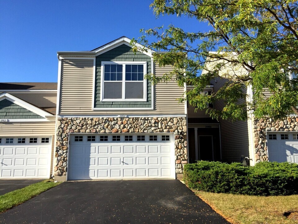 3984 Blackstone Dr in Aurora, IL - Building Photo