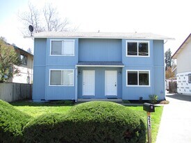 211 W Bolz Rd in Phoenix, OR - Building Photo